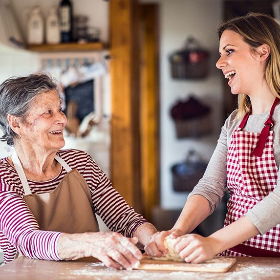 aide à domicile préparation repas avec personne âgée