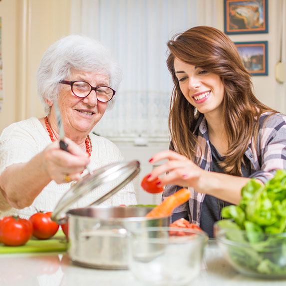aide à domicile préparation repas avec senior