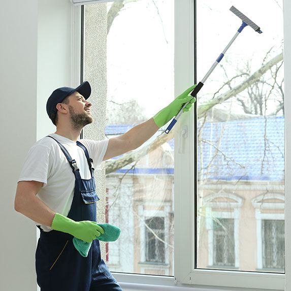Une femme de ménage pour nettoyer les vitres